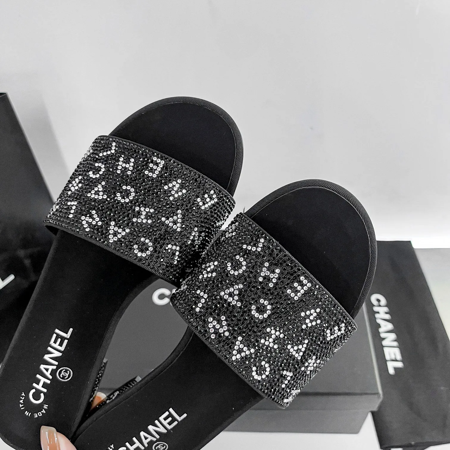 👟👟Ex-factory price 440👟👟 Xiaoxiang Chanel rhinestone slippers with large black rhinestone letters, these really blingbling slippers are full of diamonds. They are both classic and artistic, and can be styled according to your daily style. The characteristic is that the hot diamonds are particularly shiny. They are made with heavy craftsmanship and are not easy to fall off. They have the sexy temperament of celebrities and are versatile. Color: black, white, 35-40 leather outsole